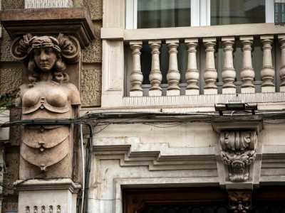 Il portone � ad esempio �scortato� ai lati da due figure umane: una femminile a sinistra...